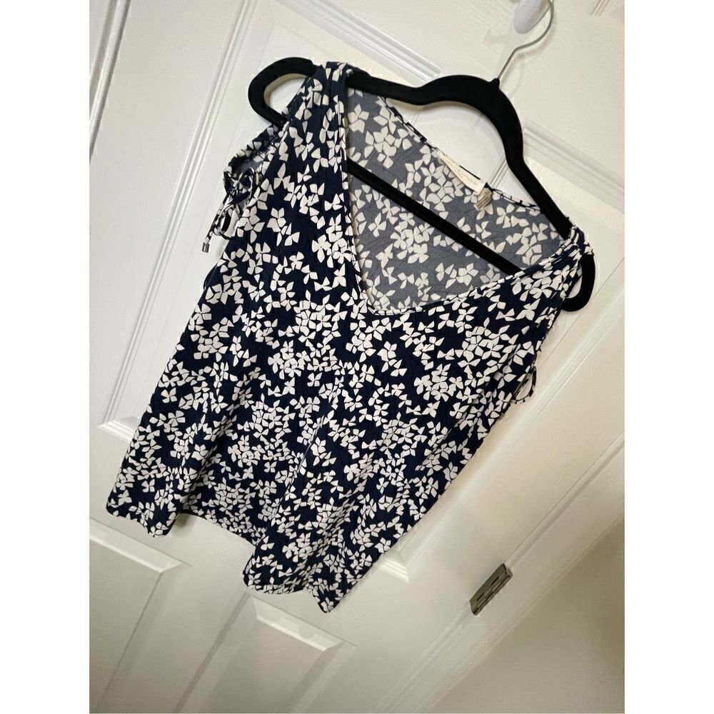 Adrienne Vittadini  women’s medium cold shoulder blouse  navy and white